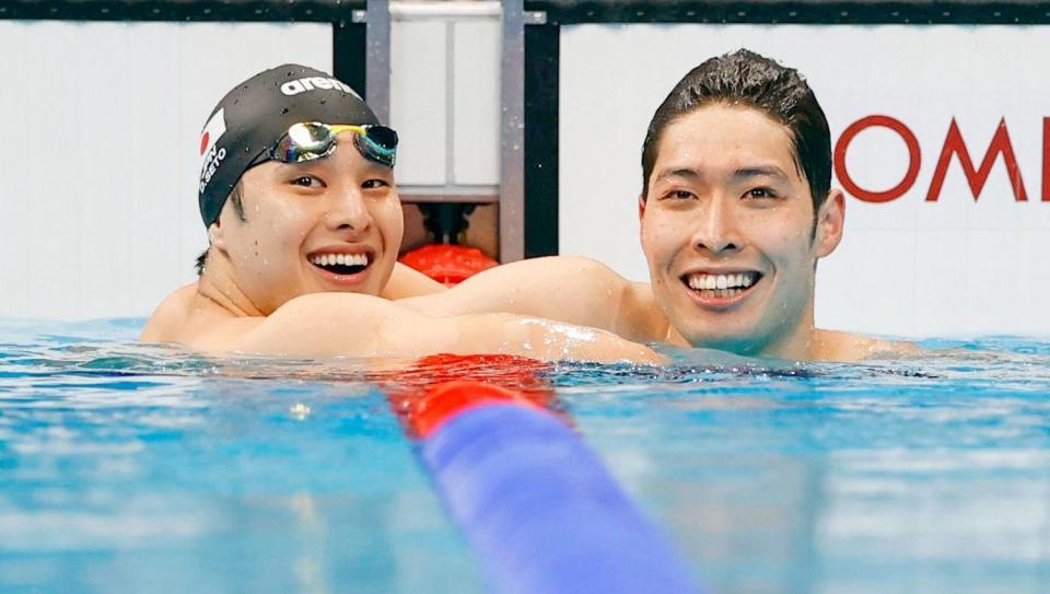 東京五輪男子２００メートル個人メドレー決勝のレースを終え、瀬戸大也（左）と笑顔を見せる萩野公介＝７月３０日撮影