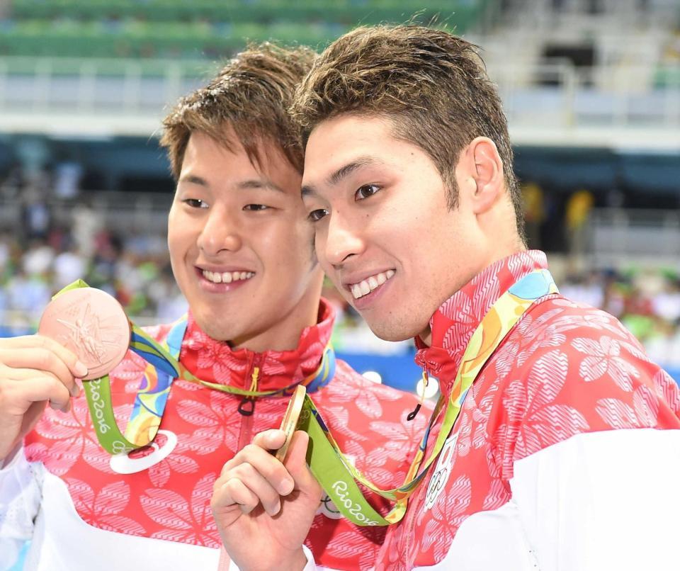 リオ五輪で、銅メダルの瀬戸大也（左）と共に金メダルを披露する萩野公介＝１６年