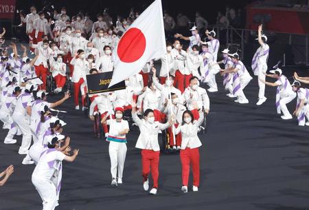 　東京パラリンピックの開会式で、旗手の岩渕幸洋（手前左）と谷真海を先頭に入場行進する日本選手団