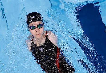 　女子１００メートル背泳ぎ（運動機能障害Ｓ２）予選　力泳する山田美幸＝東京アクアティクスセンター