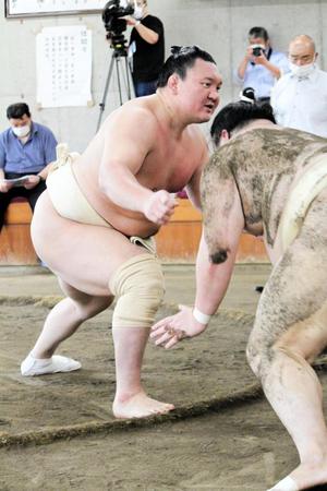 隆の勝（右）に胸を出す白鵬（代表撮影）　