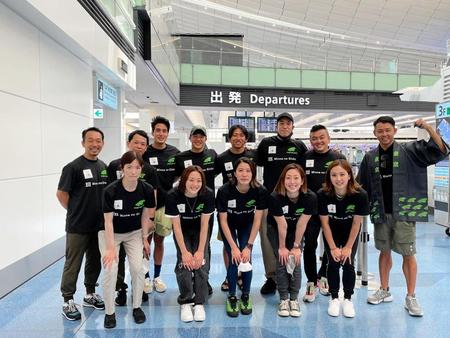 イタリアへ向けて出発する東京フロッグキングスの大橋悠依（前列左から３番目）、瀬戸大也（後列同４番目）ら（提供写真）