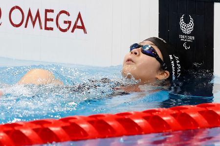　女子１００メートル背泳ぎ（運動機能障害Ｓ２）決勝　ターンする山田美幸。日本勢のメダル第１号となった＝東京アクアティクスセンター
