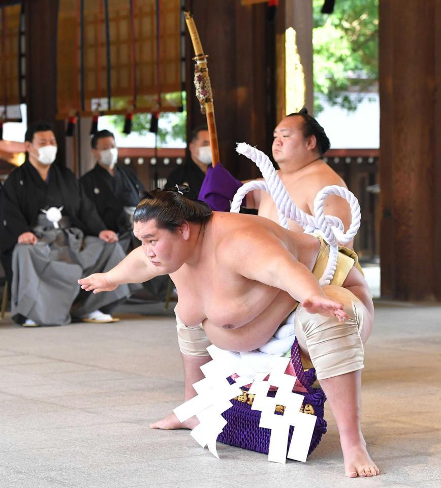 　奉納土俵入りで不知火型を披露する横綱・照ノ富士。太刀持ちは宝富士（撮影・出月俊成）