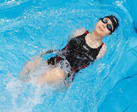 　女子１００メートル背泳ぎ（運動機能障害Ｓ２）で２位になった山田美幸