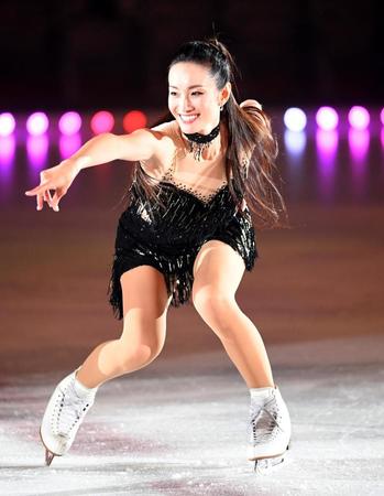 　華麗な演技を見せる荒川静香さん（撮影・佐藤厚）