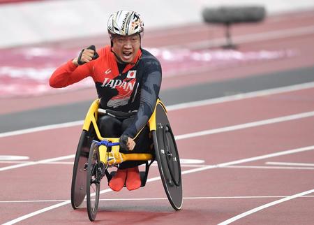 　陸上男子４００メートル（車いすＴ５２）決勝で１位でゴールし、ガッツポーズの佐藤友祈（撮影・伊藤笙子）