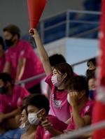 　８００メートルリレーをスタンドで応援する日本大・池江璃花子＝千葉県国際総合水泳場（撮影・開出牧）