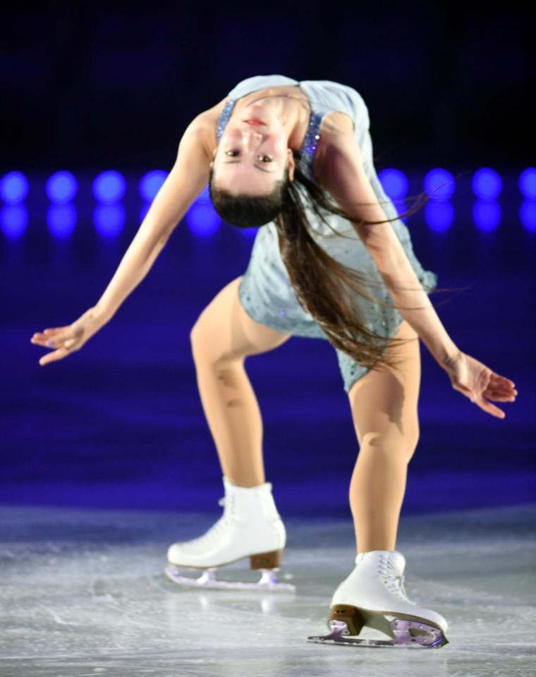 　イナバウアーを披露する荒川静香さん（撮影・佐藤厚）