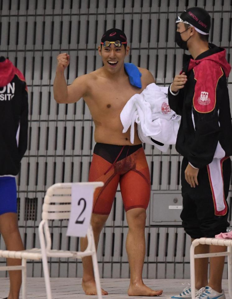 １００メートルバタフライで大会新記録を樹立しガッツポーズを決める日本大・本多灯＝千葉県国際総合水泳場（撮影・開出牧）