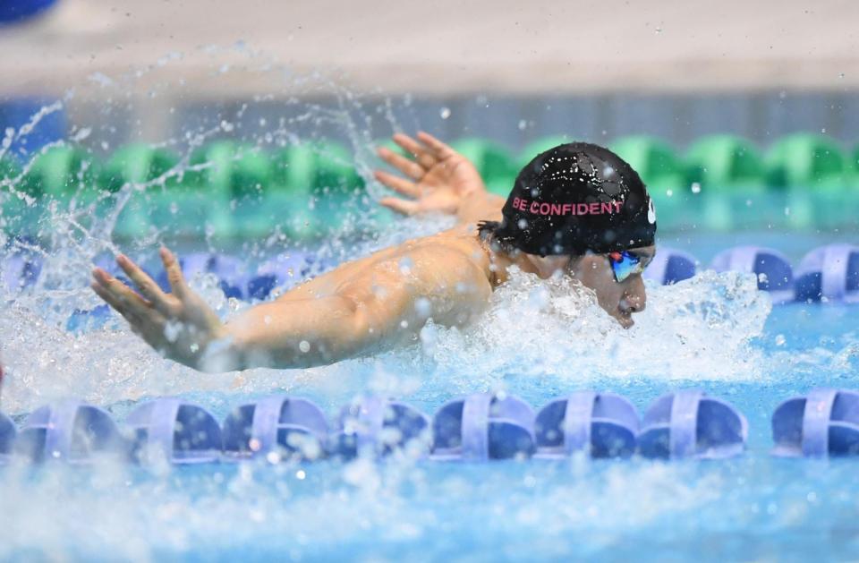 １００メートルバタフライで力泳する日本大・本多灯＝千葉県国際総合水泳場（撮影・開出牧）