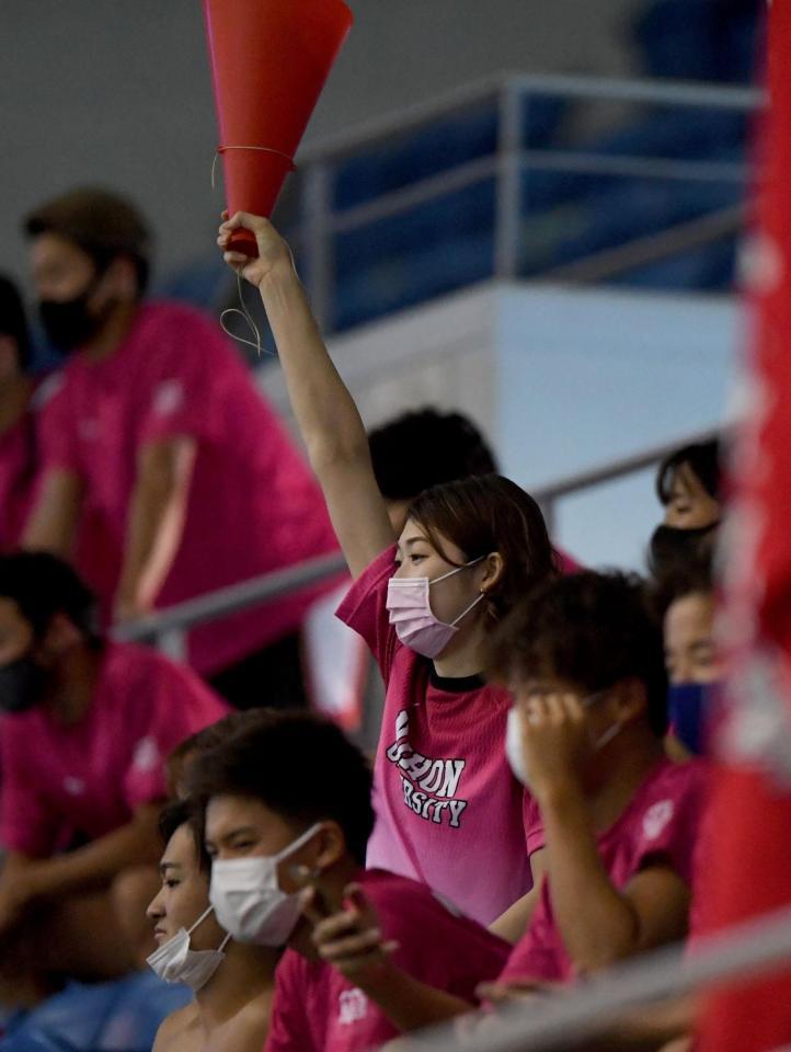 　８００メートルリレーをスタンドで応援する日本大・池江璃花子＝千葉県国際総合水泳場（撮影・開出牧）