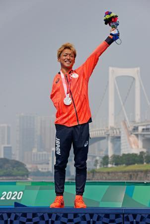 　男子（運動機能障害ＰＴＳ４）　銀メダルを獲得し、表彰式で笑顔の宇田秀生＝お台場海浜公園特設コース