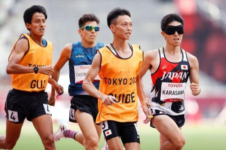 　男子１５００メートル（視覚障害Ｔ１１）予選　力走する唐沢剣也（右端）＝国立競技場