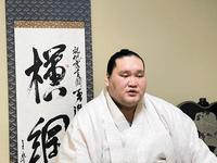 横綱の掛け軸を前にオンライン会見をする新横綱照ノ富士（日本相撲協会提供）