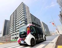 　東京五輪・パラリンピック選手村を走る自動運転バス＝７月、東京都中央区