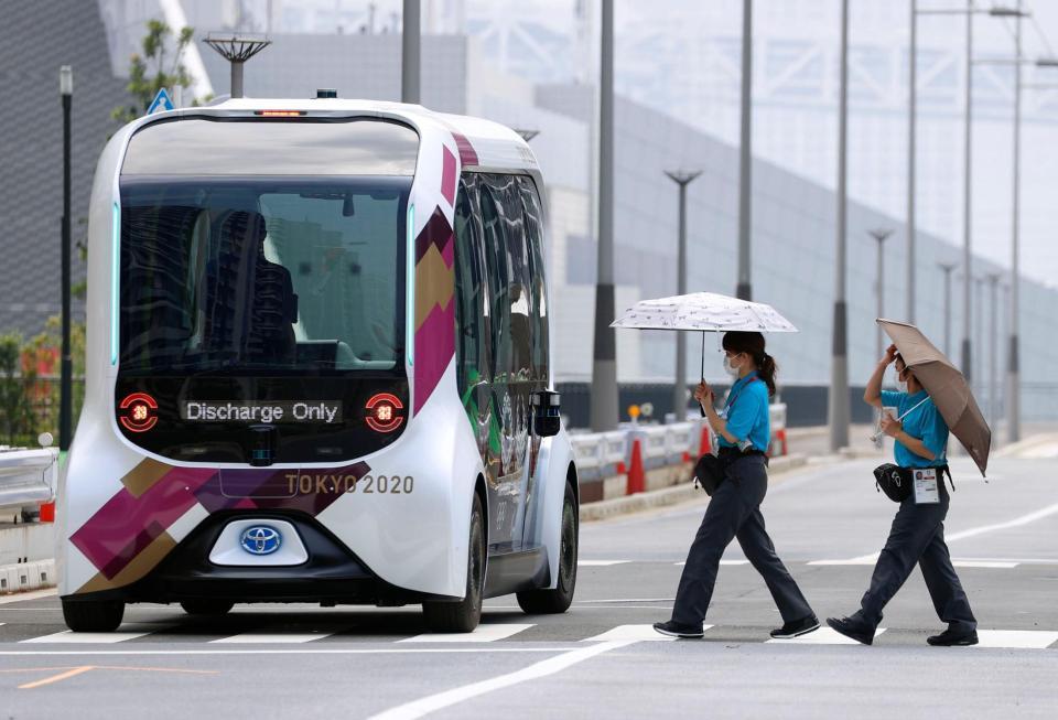 　東京五輪・パラリンピック選手村を走る自動運転バス＝７月、東京都中央区