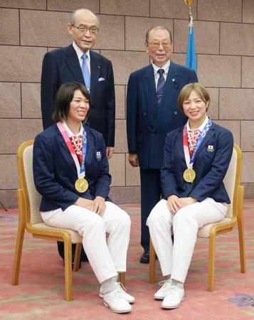 　谷本石川県知事（後列左）らと記念撮影をする、東京五輪レスリング女子でそろって金メダルを獲得した川井梨紗子（前左）と友香子（同右）姉妹