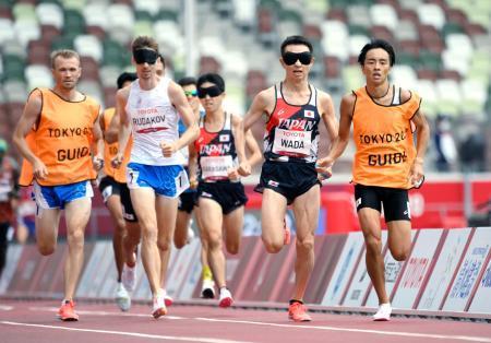 　男子１５００メートル（視覚障害Ｔ１１）決勝　力走する和田伸也（右から２人目）。同３人目は唐沢剣也＝国立競技場