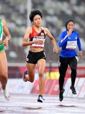 　女子４００メートル（知的障害）決勝　力走する外山愛美（左）＝国立競技場