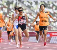 　２位でゴールする和田伸也（手前左）＝国立競技場