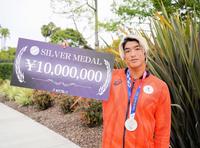 　木下グループから報奨金１０００万円が贈られる五十嵐カノア（木下グループ提供）