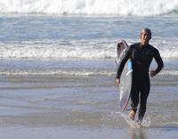 　サーフボードを抱える五十嵐カノア（木下グループ提供）