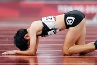 　女子４００メートル（知的障害）決勝　ゴール後に倒れ込む外山愛美