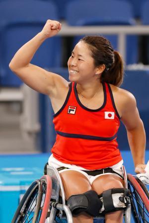 　女子シングルス準決勝　オランダ選手を破りガッツポーズで喜ぶ上地結衣。日本女子初の決勝進出を決めた＝有明テニスの森公園