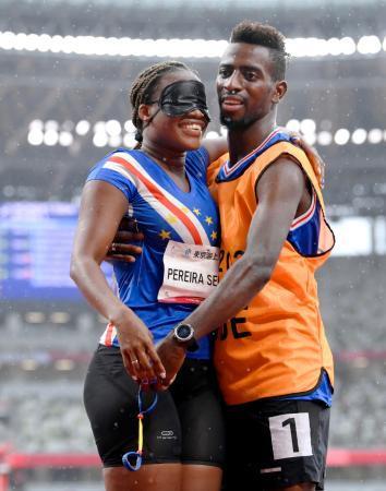 伴走者がレース直後にプロポーズ陸上女子２００ｍ予選で