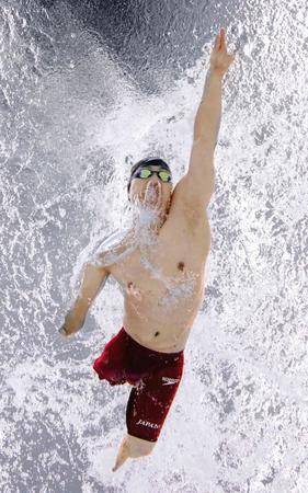 男子50メートル自由形（運動機能障害Ｓ４）決勝　銀メダルを獲得した鈴木孝幸＝東京アクアティクスセンター