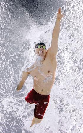 　男子５０メートル自由形（運動機能障害Ｓ４）決勝　銀メダルを獲得した鈴木孝幸＝東京アクアティクスセンター