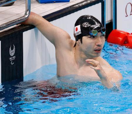 　男子５０メートル自由形（運動機能障害Ｓ４）決勝のレースを終えた鈴木孝幸。銀メダルを獲得した＝東京アクアティクスセンター