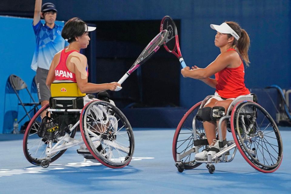 　女子ダブルス準決勝　ポイントを奪い、タッチを交わす上地結衣（右）、大谷桃子組＝有明テニスの森公園