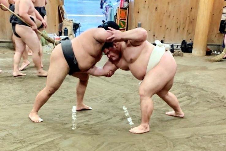 　申し合い稽古で低く攻め込む宇良（日本相撲協会提供）