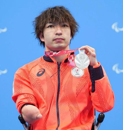　表彰式で銀メダルを手にする鈴木孝幸