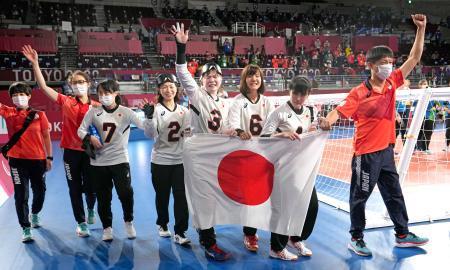 　銅メダルを獲得し喜ぶ日本選手ら。右端から市川総監督、天摩、萩原、欠端、浦田、高橋＝幕張メッセ