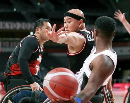 男子　日本－英国　第３クオーター、ディフェンスする赤石（中央）＝有明アリーナ