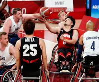 男子　日本－英国　第３クオーター、シュートを決める川原（手前右から２人目）＝有明アリーナ