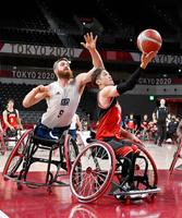 男子　日本－英国　第３クオーター、シュートを放つ古沢（右）＝有明アリーナ