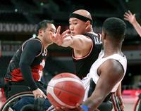 男子　日本－英国　第３クオーター、ディフェンスする赤石（中央）＝有明アリーナ