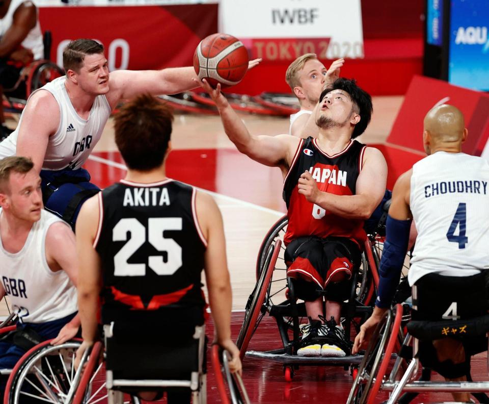 男子　日本－英国　第３クオーター、シュートを決める川原（手前右から２人目）＝有明アリーナ