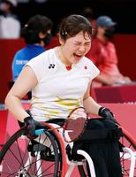 　女子シングルス（車いすＷＨ１）準決勝で中国選手に勝利し、喜ぶ里見紗李奈＝国立代々木競技場