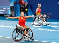 　女子ダブルス３位決定戦でプレーする上地結衣（左）、大谷桃子組