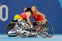 女子ダブルス３位決定戦で中国ペアを破り、抱き合って喜ぶ上地結衣（右）、大谷桃子組＝有明テニスの森公園