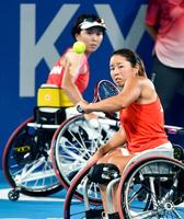 女子ダブルス３位決定戦　プレーする上地結衣（右）、大谷桃子組＝有明テニスの森公園