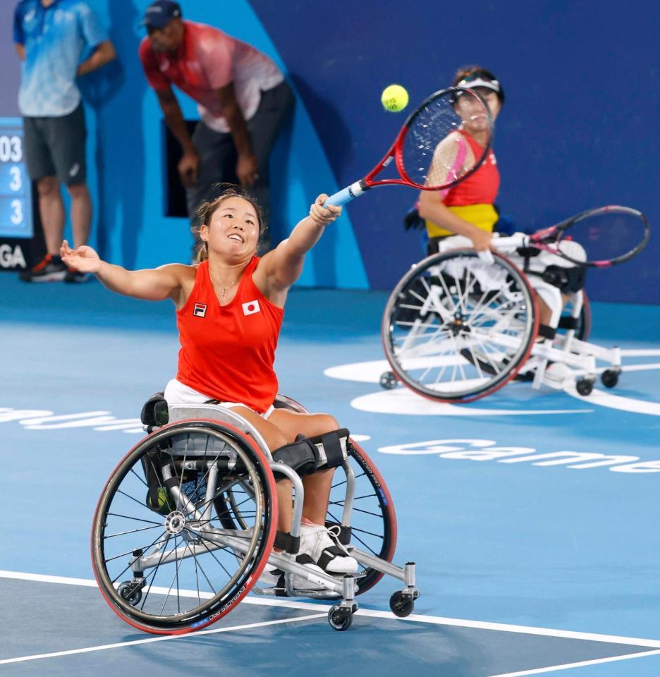 　女子ダブルス３位決定戦でプレーする上地結衣（左）、大谷桃子組