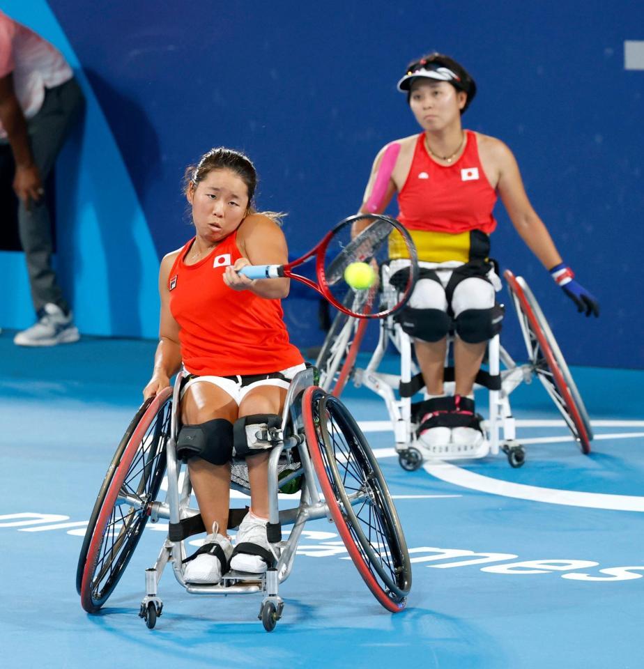 　女子ダブルス３位決定戦でプレーする上地結衣（左）、大谷桃子組