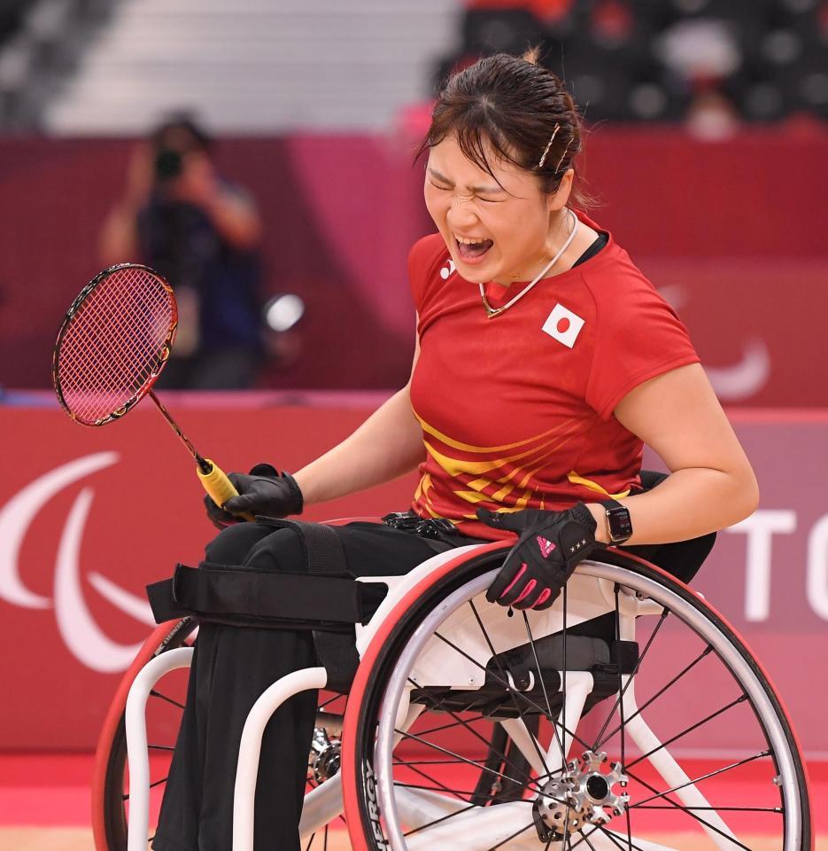 バドミントン女子シングルス（車いすＷＨ１）決勝、ポイントを奪い、叫ぶ里見紗李奈＝国立代々木体育館（撮影・伊藤笙子）