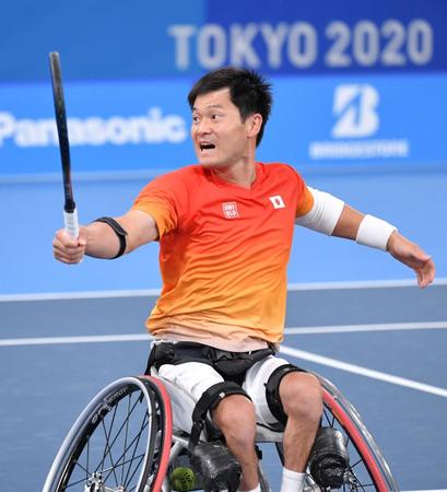 男子シングルス決勝、リターンを返す国枝慎吾＝有明テニスの森（撮影・伊藤笙子）